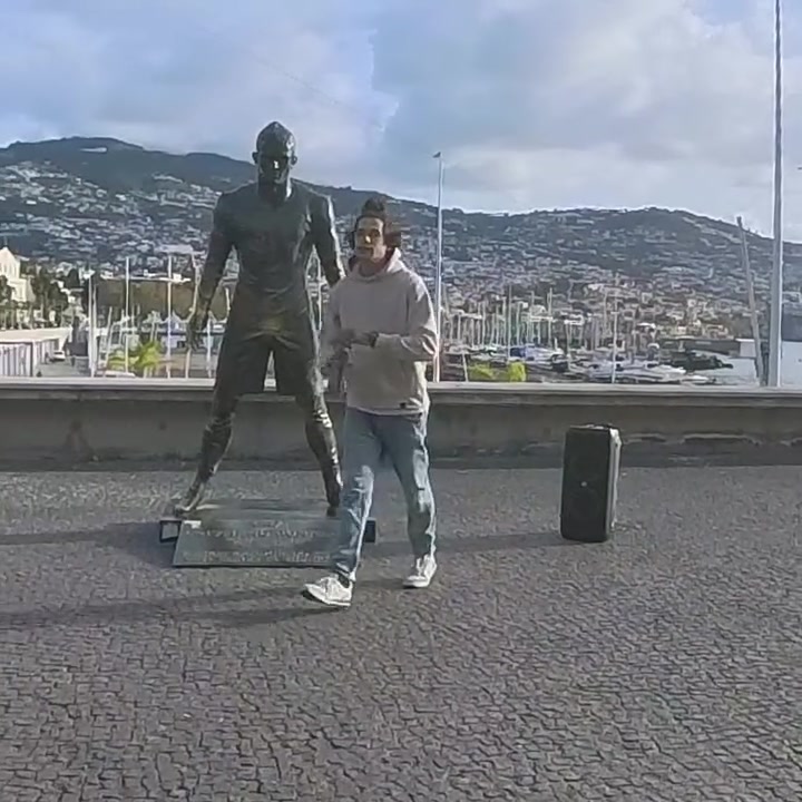 开云体育网址-一人烧C罗雕像后疯狂跳舞,葡媒:此人有前科,警方正追查