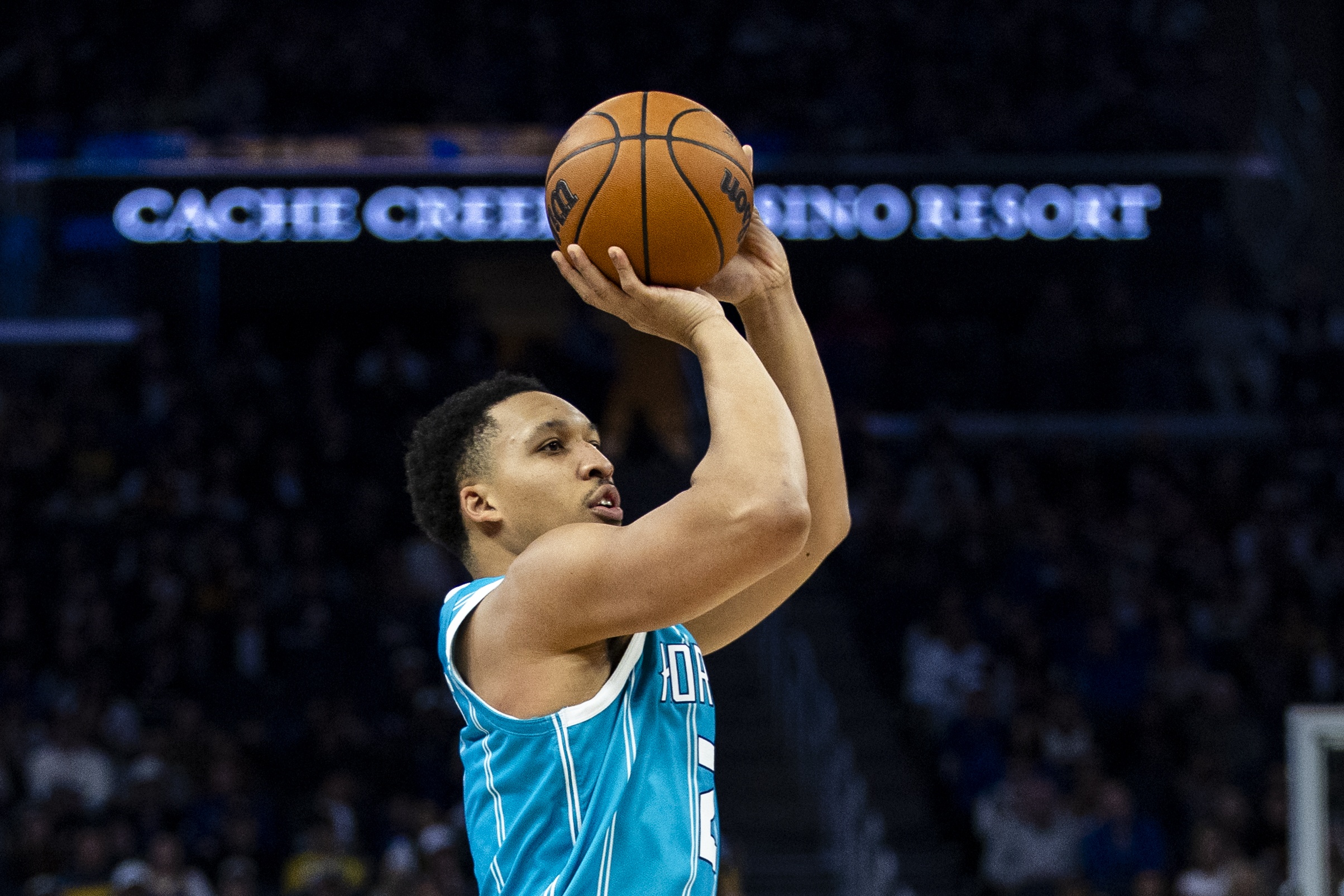 但凡投中几个呢!格威6投全铁&赛恩·詹姆斯2中0 二人一分未得