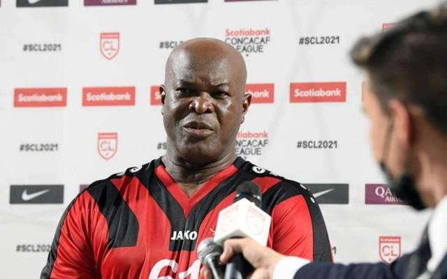 开云中国网站-六旬副总统亲下场踢球什么后果？两队都被罚出局！