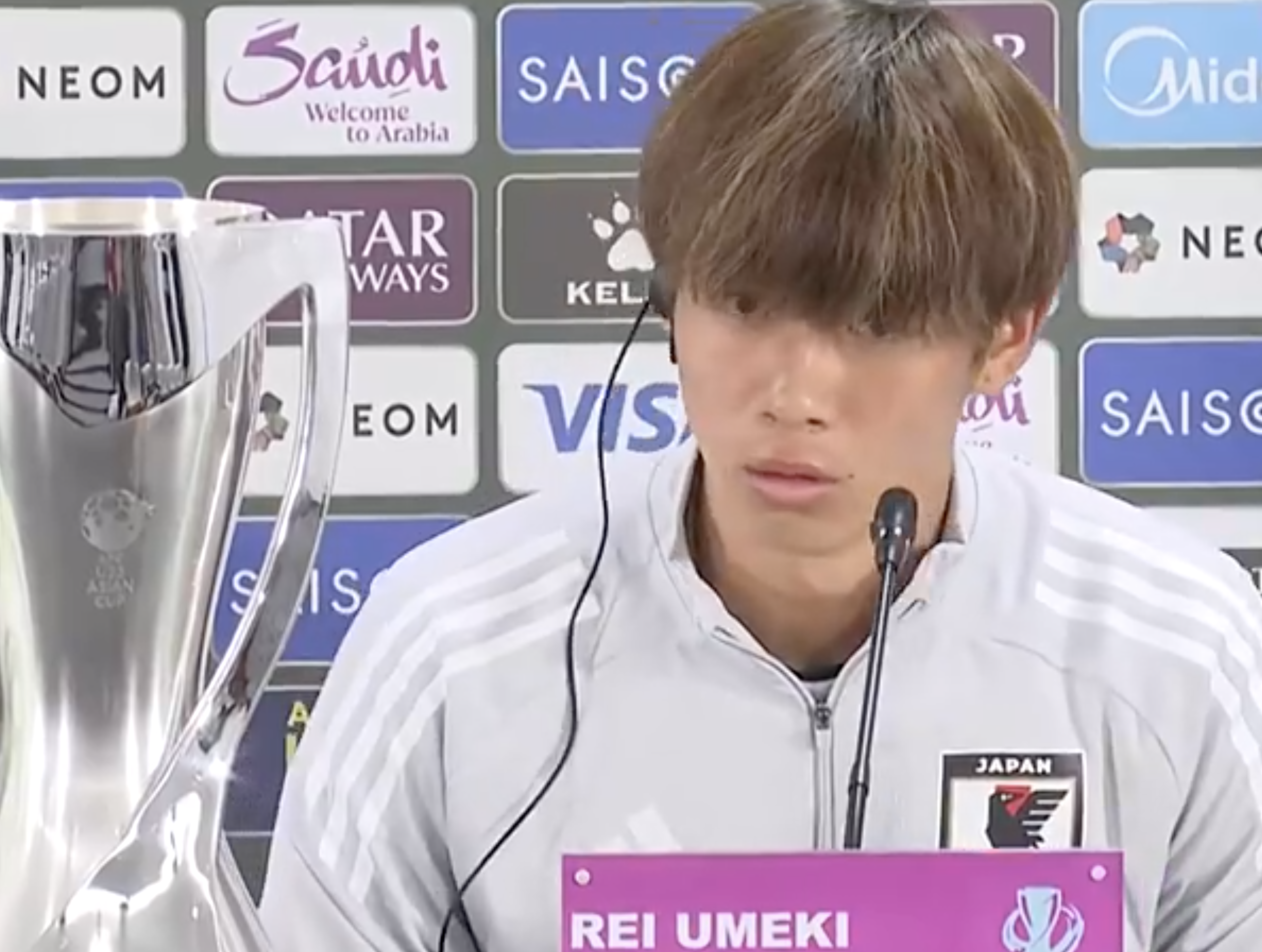 开云体育网址-日本球员被问怎么评价中国队后懵了21秒 教练低声提醒:要保持尊重